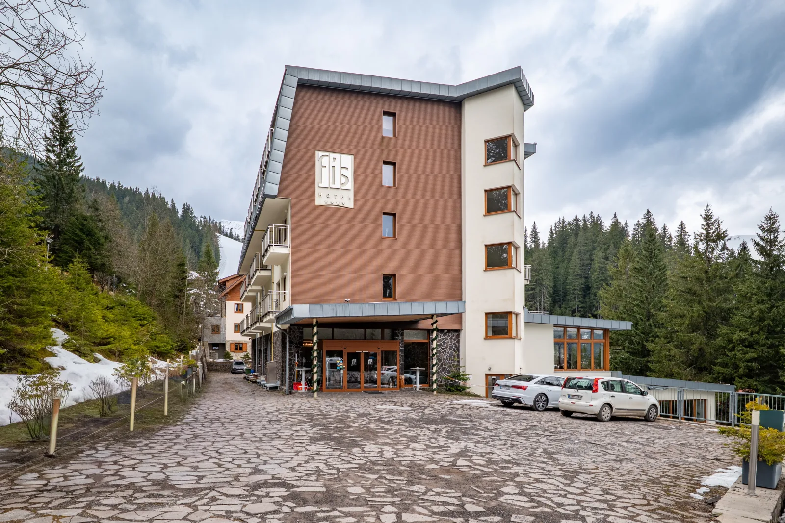 Exteriér Hotela FIS Jasná — pohľad zo Demänovskej doliny, Nízke Tatry