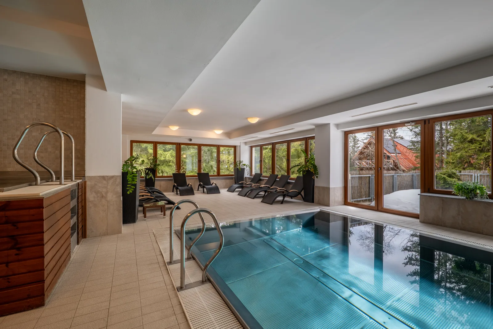 Hotelový bazén s výhľadom — wellness Demänovská dolina, Hotel FIS Jasná